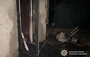 У будинку в Тернополі вночі підпалили двері: поліція підозрює колишнього чоловіка власниці