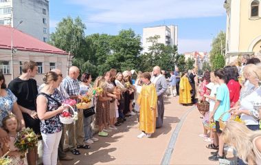 Тернополяни освячують кошики на Спаса: репортаж з місцевих храмів