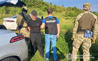 На Тернопільщині викрили організовану злочинну групу, яка збувала наркотики, зброю та боєприпаси