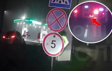 Проігнорував світлофор й врізався в бетонну плиту: патрульні затримали п'яного водія Opel