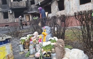 До зруйнованих будинків несуть дитячі іграшки та квіти. Репортаж з місця удару по Тернополю