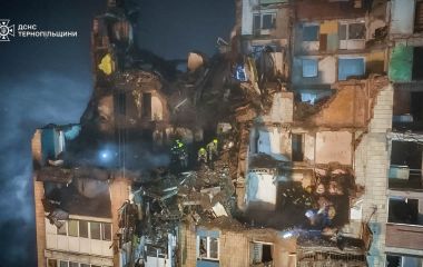 Третя доба пошуково-рятувальних робіт: у Тернополі триває розбір завалів після ворожого удару