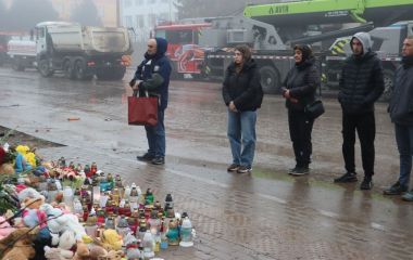 Тернополяни вшанували пам'ять про загиблих мешканців біля зруйнованого будинку на Стуса