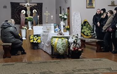 «Сподіваюся, світ не забуде її посмішки». Тернопіль прощається із медпрацівницею Аліною Присяжнюк, чиє життя забрала ворожа ракета