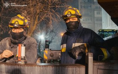 Камінь за каменем, без сну і перепочинку: обличчя рятувальників, які боролися за кожне життя у Тернополі