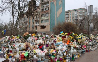 Серед квітів та свічок — фото, де всі живі та щасливі. Тернопіль продовжує оплакувати загиблих