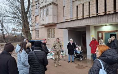 «Бруківку поруч з домом кладуть, а ми мерзнемо»: будинок на Стуса, 10 досі без вікон