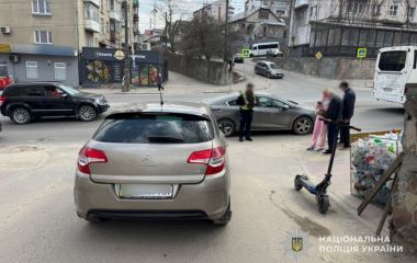 На Дружбі водійка на Citroen зіткнулась із самокатом, на якому було двоє дітей (оновлене)