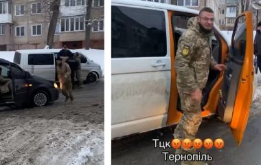 Працівник ТЦК у Тернополі плювався, матюкався і бив цивільного по обличчю на камеру