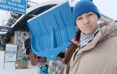 Від 200 до 400 гривень за пластикову чи металеву: де купити лопату для чищення снігу