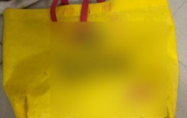 Новонароджену дівчинку  в сумці знайшли у під'їзді на Київській