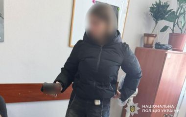 Жінка, яка залишила немовля на Київській, сама подзвонила в поліцію і повідомила, що знайшла дитину