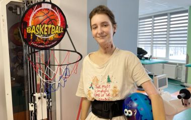 14-річна Настя, яка постраждала під час ракетного удару по Тернополю, зробила перші кроки після поранення