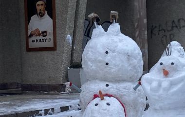 Креатив зі снігу: тернопільські вулиці прикрасили незвичні фігури