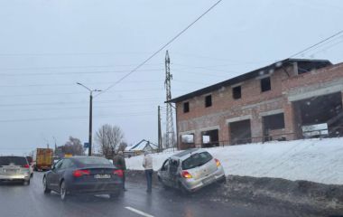 Аварія на Микулинецькій — зіткнулися вантажівка та легківка