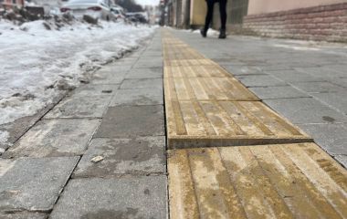 Не витримала й однієї зими: тактильна плитка на маршруті безбар’єрності уже «поплила»