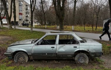 Власнику покинутого на Новому Світі автомобіля дали дев'ять днів, щоб прибрати його
