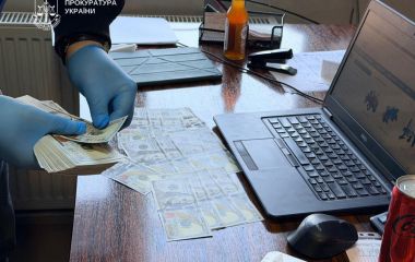 У Тернополі затримали підприємця під час отримання 17 000 доларів за вплив на рішення медиків