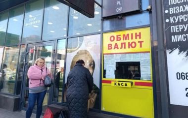 Долар знову побив  рекордний максимум: офіційний курс валют на 13 березня