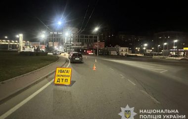 На Східному водій Mazda врізався в електроопору — є постраждалі