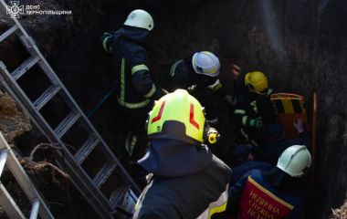 У Байківцях чоловіка засипало землею: постраждали ще й рятувальники