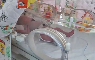 Дівчинка, яку мама покинула на Київській, вже під опікою родини. А що зі справою біологічної матері?