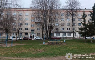 У Тернополі з вікна другого поверху випала півторарічна дівчинка