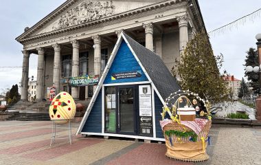 Тернопіль декорують до свята: велика команда творить святковий простір у центрі міста