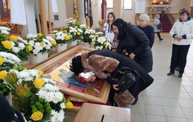 Тернополяни ідуть до храмів, щоб вклонитись до Плащаниці: дивіться фото