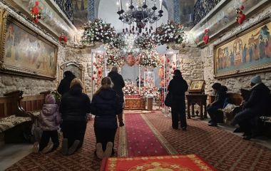 Тернополяни ідуть до храмів, щоб вклонитись до Плащаниці: дивіться фото