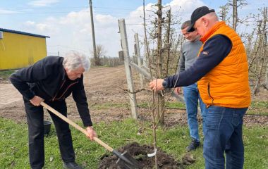 Ющенко посадив п'ять молодих черешень на Тернопільщині