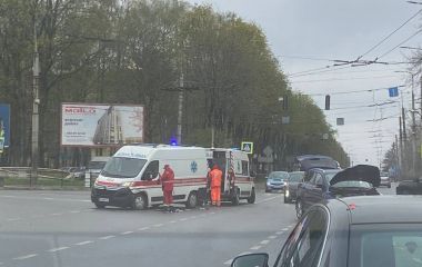На «Дружбі» ДТП: Ford зіткнувся зі швидкою, яка перевозила пацієнта (оновлюється)