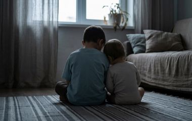 У Тернополі жінка залишила двох дітей на співмешканця. А той їх жорстоко бив