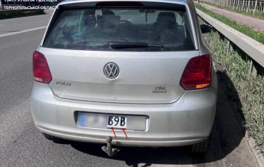 Як покарали водія, який маркером домалював знаки на номері авто