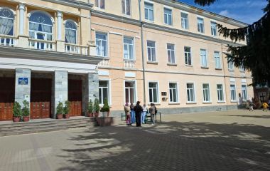 Одна в реанімації, інша в ізоляторі. Чи став булінг причиною конфлікту між школярками в Тернополі?