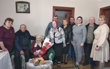 Дочекалася правнуків, підростають і праправнуки: довгожителька з Лосяча відзначила 100-літній ювілей