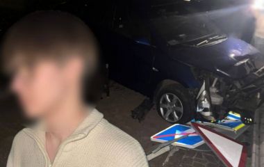 На бульварі Шевченка нетверезий водій збив знак і в'їхів в будівлю
