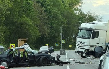 Аварія з вантажівкою неподалік Тернополя: є загиблий, рух перекритий