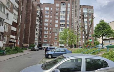 Замах на вбивство дружини: що журналістам розповіли сусіди і знайомі родини