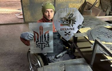 «Хочу, щоб у виробах була душа»: військовий після поранення створює авторський декор з металу та дерева