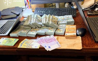 Мільйони гривень, елітні автівки та швейцарські годинники знайшли у посадовців поліції під час обшуків