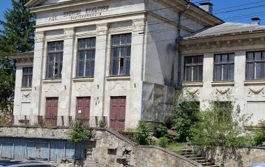 Побиті вікна і дерева на сходах: Будинок культури залізничників поступово руйнується