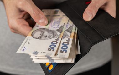 Середня зарплата на Тернопільщині у квітні впала на 4,4%: де платять найбільше та найменше
