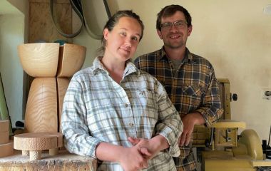 Перетворили старий хлів на сімейну майстерню: подружжя з Копичинців створює дизайнерські меблі та декор