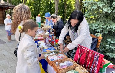 Домашня випічка і донати: у Тернополі збирають на човен для 241 бригади