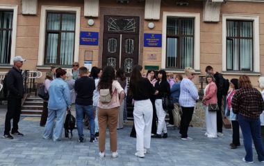 Пікет біля міськради: вчителі протестують проти нового директора та заявляють про фальсифікації