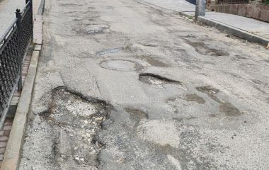 Суцільні ями та вибоїни: тернополяни скаржаться на стан дороги на вулиці Родини Барвінських
