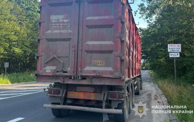 У Бережанській громаді зупинили автопоїзд із деревиною з підробленими документами