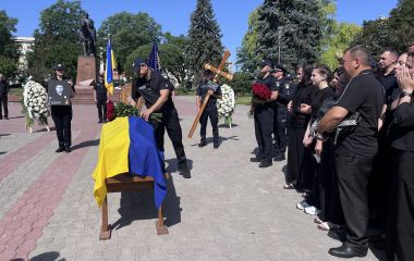 «Він уже мав повертатися додому»: Тернопіль попрощався із загиблим поліцейським Ігорем Кульбабою