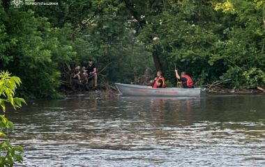 На Кременеччині рятувальники визволили сімох людей із зони підтоплення